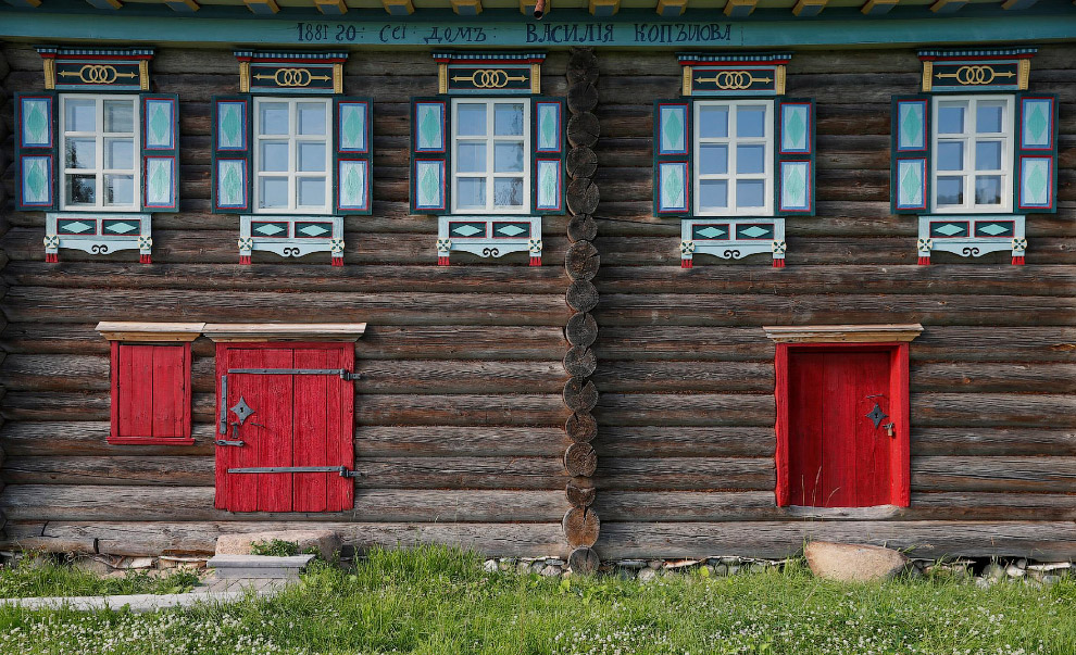Фасад деревянного дома в деревне Семенково в Вологодской области России
