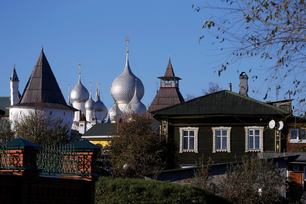Деревянные дома и купола Ростовского Кремля в Ростове, Ярославская область