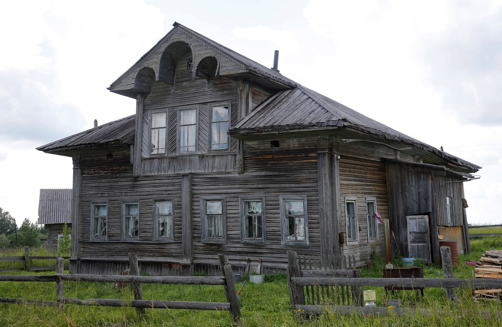 Большой деревянный дом в Архангельской области России