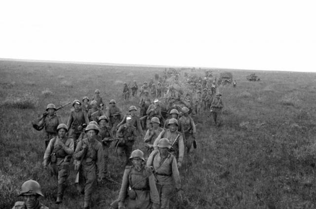 Передвижение советской пехоты по степям Маньчжурии.