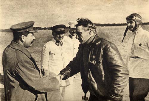 10 августа 1936 года. Сталин, Ворошилов и Каганович встречают героев Чкалова и Белякова. wikimedia