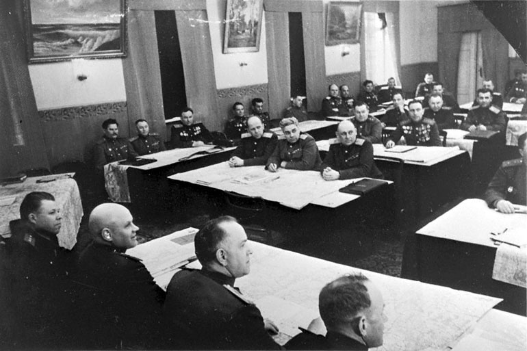 18-Ком. 1-м Бел. фр. Жуков Г.К. во время штабных учений перед наступ. опер. 1945.jpg