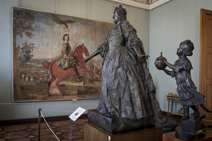 ITAR-TASS: ST. PETERSBURG, RUSSIA. Sculpture Anna Ioannovna with a little negro by Carlo Rastrelli on display at the State Russian Museum, St. Petersburg. (Photo ITAR-TASS / Anatoly Strunin) ??????. ?????-?????????. ?????????? ????? ????????? "???? ????????? ? ??????????" (1741?.) ? ??????????????? ??????? ?????. ???? ????-????/ ???????? ???????