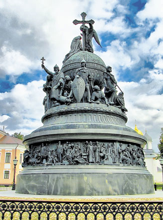 Памятник Тысячелетия Руси (скульптора М. Микешина), воздвигнут в Новгороде