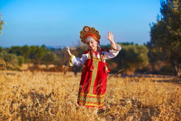 Красивая девушка в русский народный костюм танцы на поле — стоковое фото