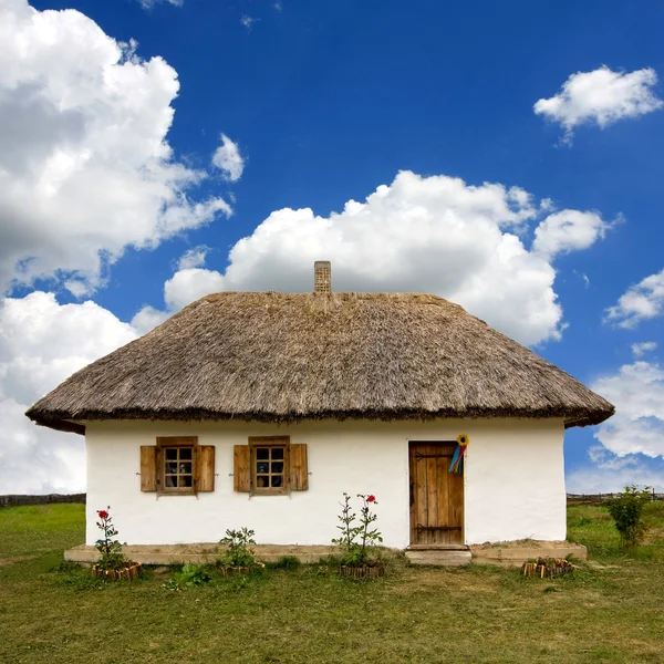 Традиционный украинский сельский дом — стоковое фото