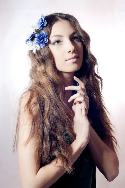 Молодая красивая женщина с цветами в волосах — стоковое фото