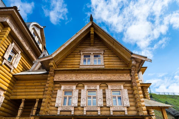 Деревянный бревенчатый дом — стоковое фото