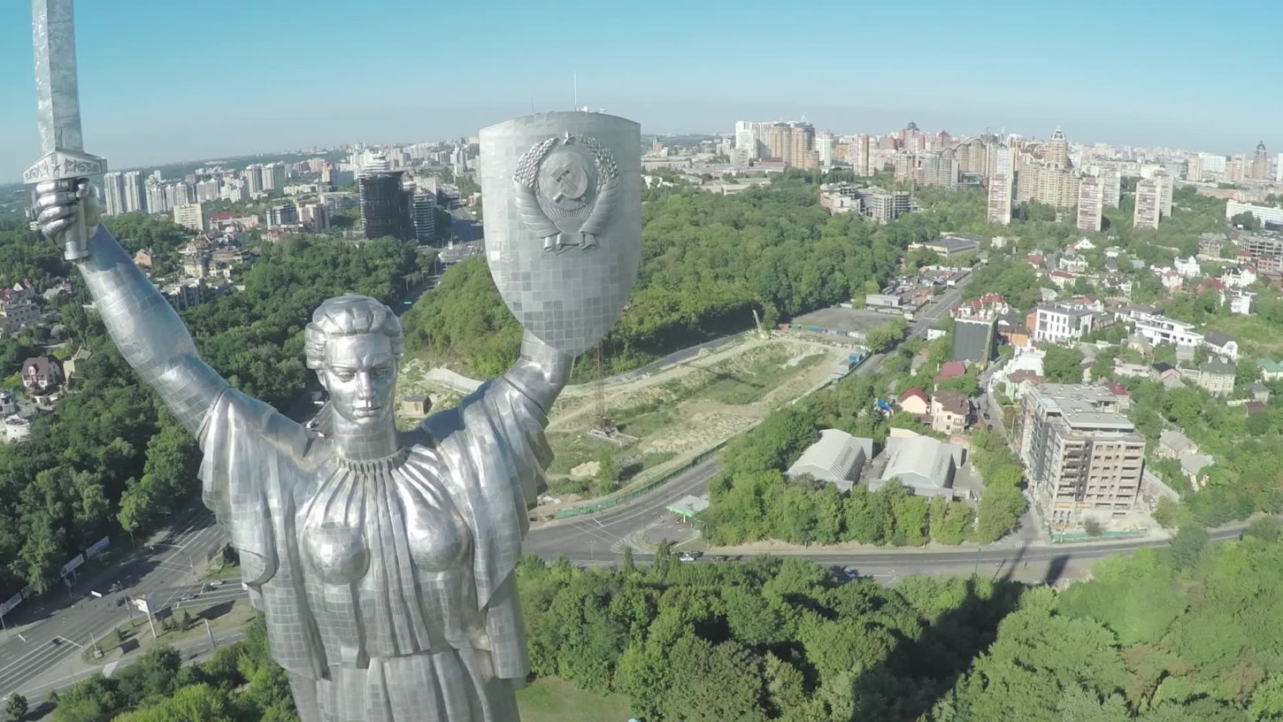фото вида сбоку монумента Родина-мать в Киеве