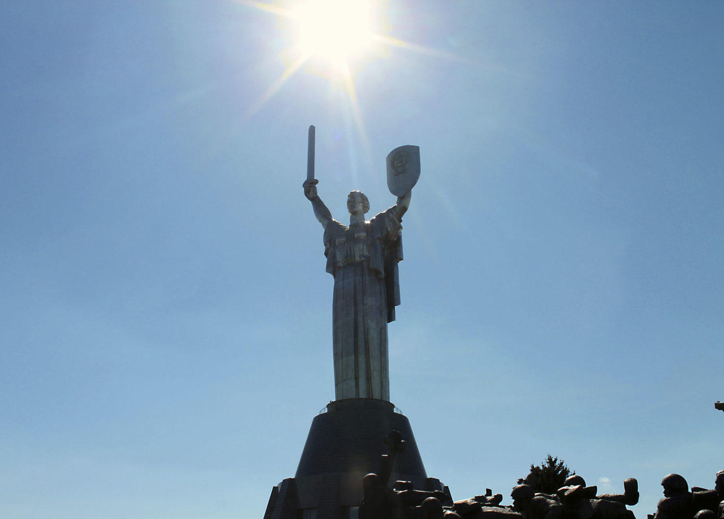 вид снизу на монумент Родина-мать в Киеве фотография