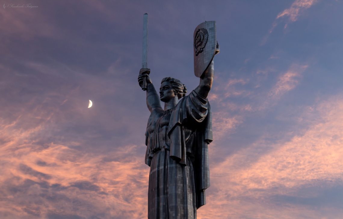 фото вечернего вида киевской статую Родина-мать