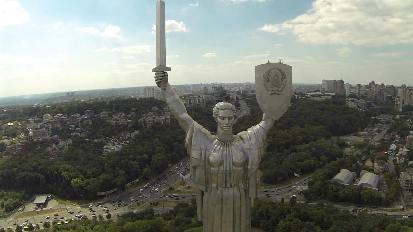 украинская статуя Родина-мать вид сверху фото