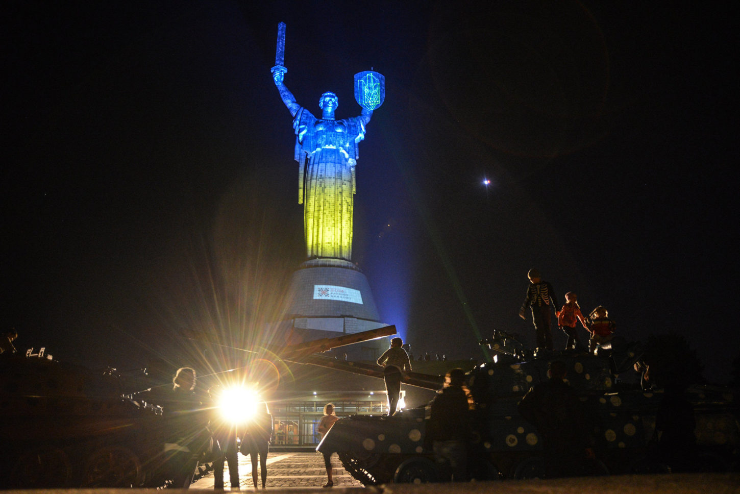 фото подсветки статуи Родина-мать в национальных цветах Украины