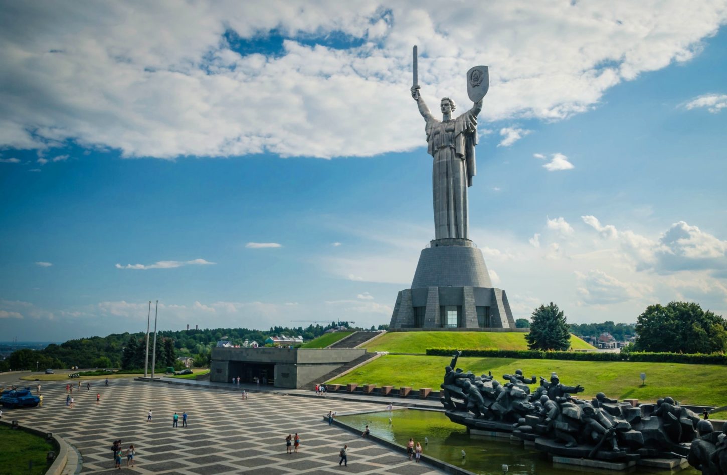 фото территории перед монументом Родина-мать в Киеве