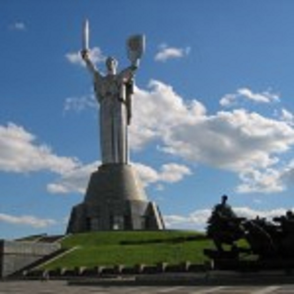 фото статуи Родина-мать в Киеве Украина