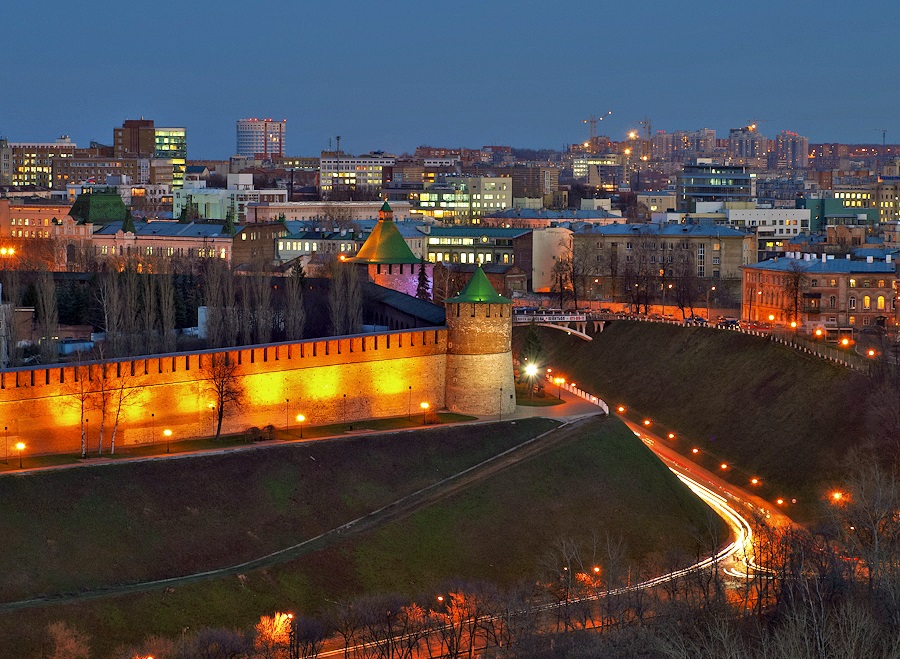вечерний вид Коромысловой башни в Нижнем Новгороде фото