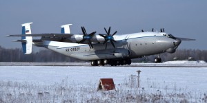 Особенность Ан-22 - возможность взлетать и садиться на грунтовых аэродромах
