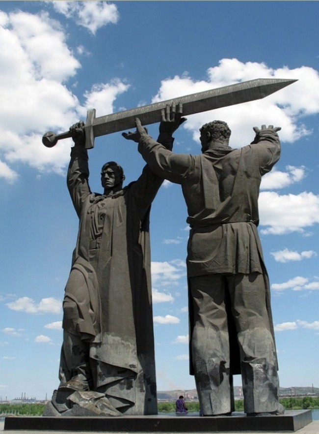 Первая часть «Тыл — фронту» стоит в Магнитогорске, где ковали Меч Победы. На нем рабочий передает меч солдату. война, курган, стелла