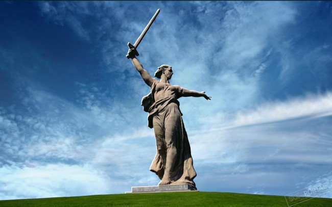 «Родина-мать» символизирует то, что меч был поднят в Сталинграде. война, курган, стелла