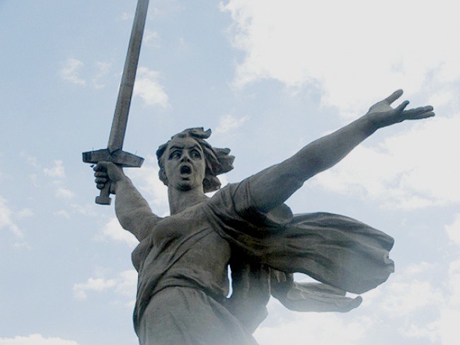 Скульптура "Родина - мать зовёт" - это только вторая часть композиции война, курган, стелла
