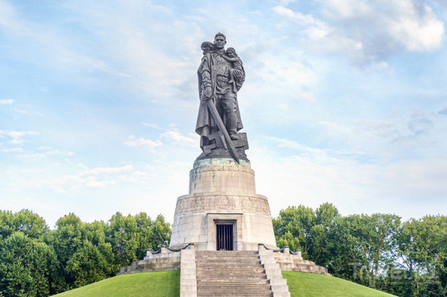 А третий монумент — «Воин-освободитель» — находится в Берлине. На нем советский солдат опустил этот меч в знак окончания войны. война, курган, стелла