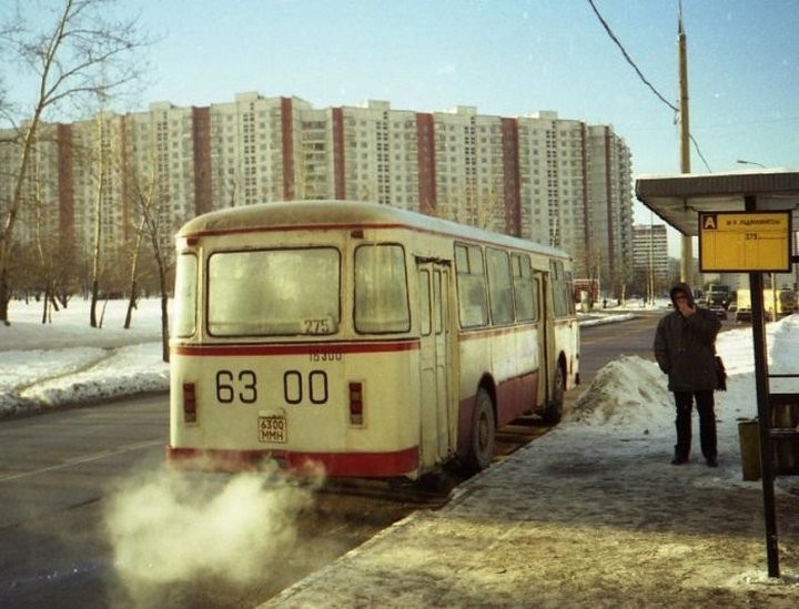 Для того, что бы добраться до работы, вы идёте на автобусную остановку: СССР, Советские люди, советский союз