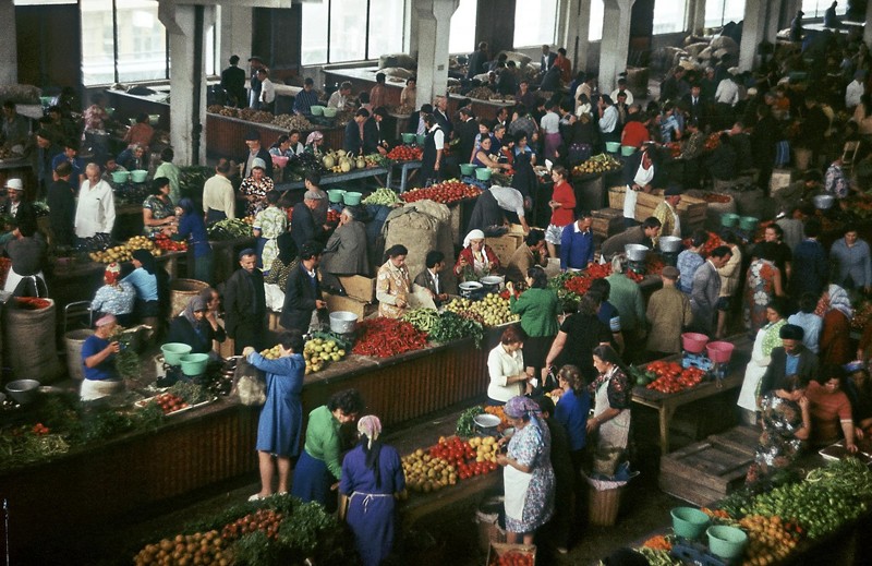 После трудового дня вы идёте на рынок, для того что бы купить продукты: СССР, Советские люди, советский союз