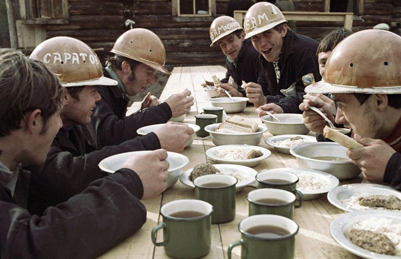 После работы можно и пообедать: СССР, Советские люди, советский союз