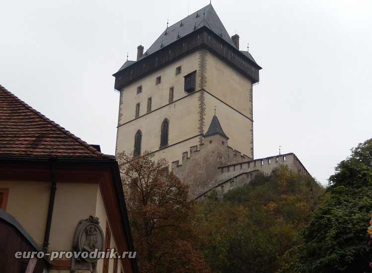Вид на башню Высокая замка Карлштейн