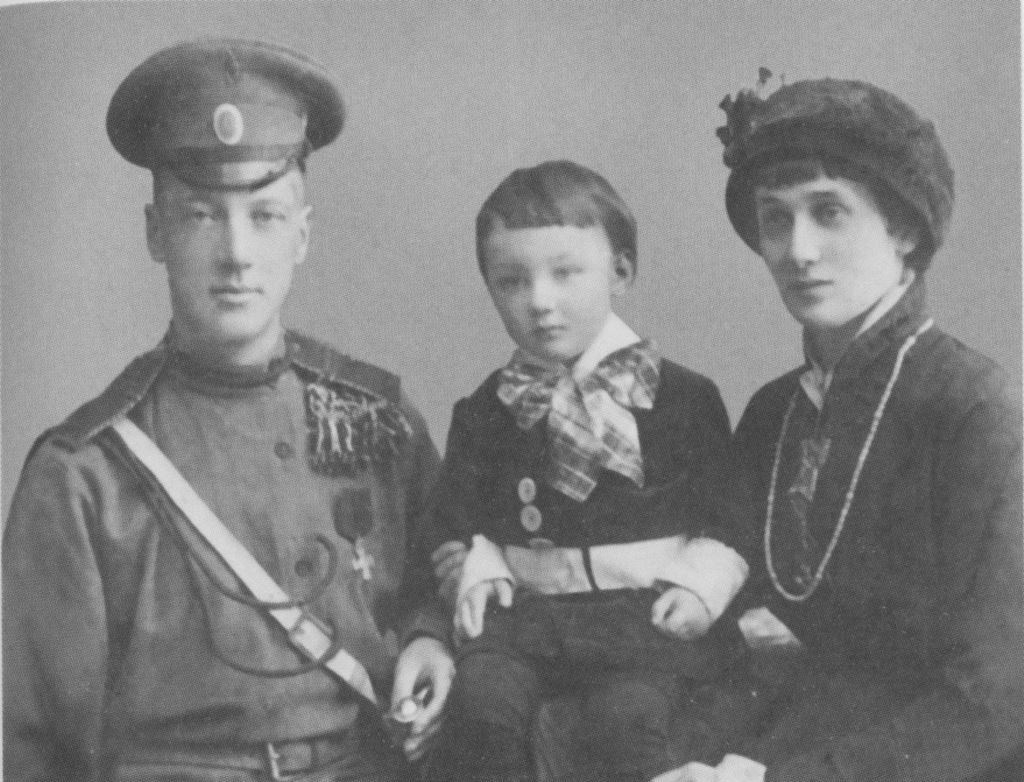 Л. Н. Гумилев с родителями.