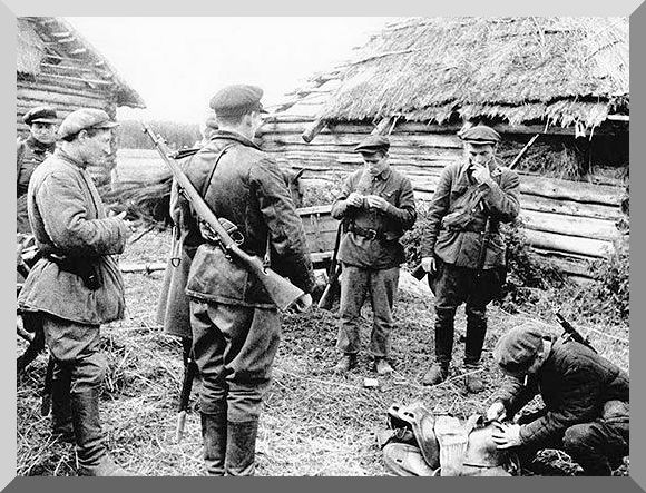 Советские солдаты в спасенной деревне