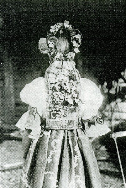 Фото 9. Девушка из д.Суна Петрозаводского уезда в праздничном наряде