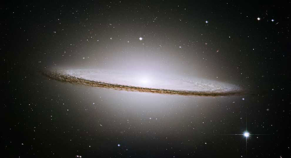 Спиральная галактика M104 Сомбреро