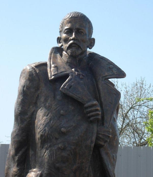 Лавр Корнилов памятник