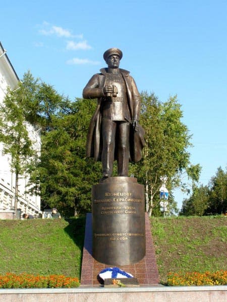 Адмирал Кузнецов памятник