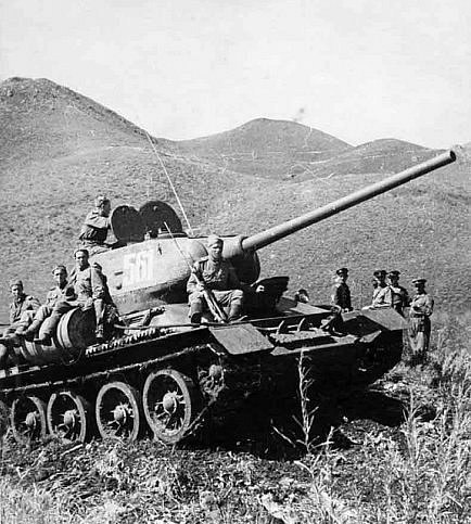 Танкисты преодолевают хребет Большой Хинган. Маньчжурия, август 1945