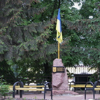 Памятник Тризубу возле вокзала