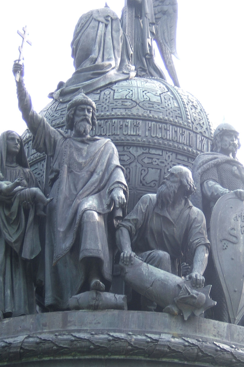 Памятник «Тысячелетие России» в Великом Новгороде. Возведен в 1862 году. Фрагмент. Владимир Креститель держит в руке крест и попирает ногой идола Перуна