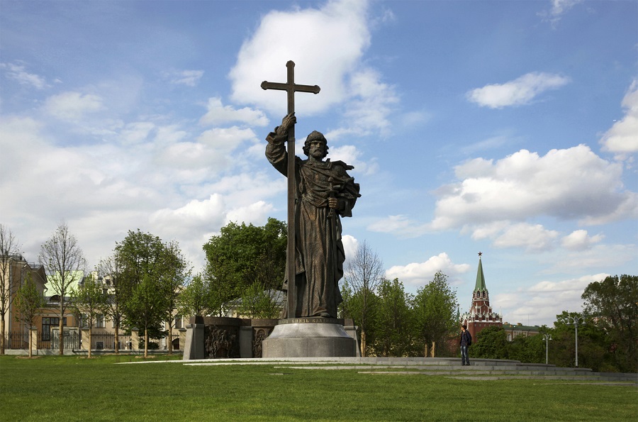 Памятник князю Владимиру в Москве на Боровицкой