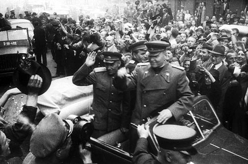 Маршала Конева приветствуют жители освобожденной Праги, 1945 год. Источник: wikipedia.org