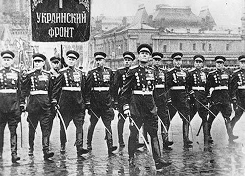 Маршал Советского Союза И.С. Конев во главе парадного расчета 1-го Украинского фронта на Параде Победы 24 июня 1945 г. Источник: wikimedia.org