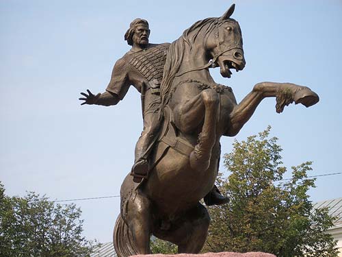 Памятник Евпатию Коловрату на Почтовой площади в Рязани. wikipedia