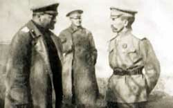 Корнилов (справа) в Быховской тюрьме