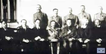 Генерал Корнилов (в центре первого ряда) с членами Временного правительства и военными