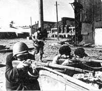 Бойцы рабочего батальона на улице Сталинграда