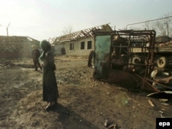 Чеченская деревня вблизи Грозного, уничтоженная при авианалете. Декабрь 1999 года