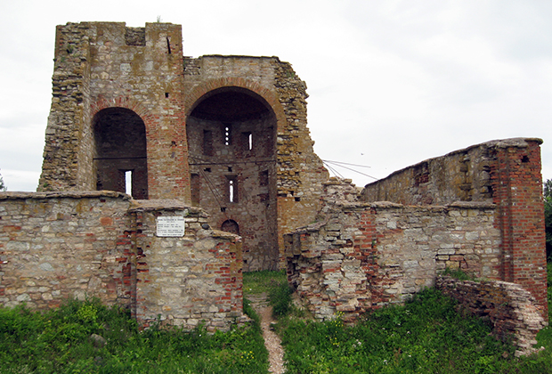 Руины церкви Благовещения на Городище в окрестностях Великого Новгорода. 1103 год, XIV век