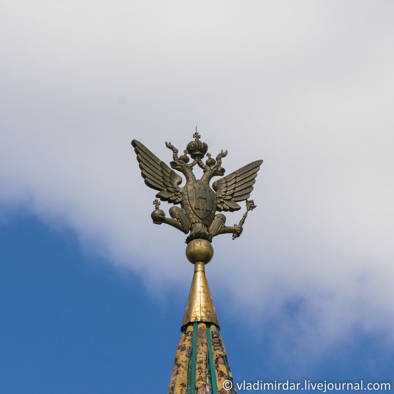 Коломенское. Двуглавый орёл, как символ царской власти в завершении шатра Передних ворот. Фокусное 210 мм.