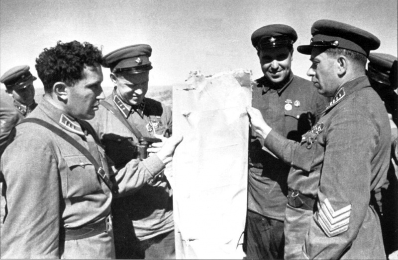 7-Комкор Я.В. Смушкевич показывает командирам остатки японского самолета. Халхин-Гол. 39.jpg