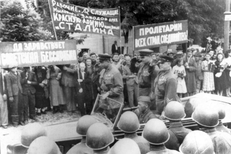 11-Генерал армии Г.К. Жуков на военном параде в Кишиневе. 04.07.40.jpg